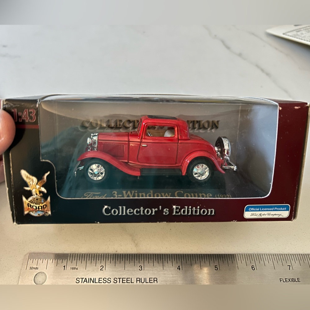 1:43 Die Cast Metal Collection Model Car - 1932 Ford 3 window Coupe, red